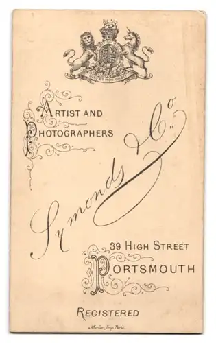 Fotografie Symonds & Co., Portsmouth, englische Dame im dunklen Kleid mit Brosche und Ohrringen
