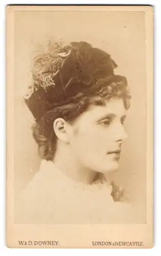 Fotografie W. & D. Downey, London, junge englische Dame mit Federhut