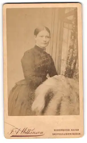 Fotografie F. A. Wilkinson, Sheffield, junge Dame aus England im dunklen Kleid
