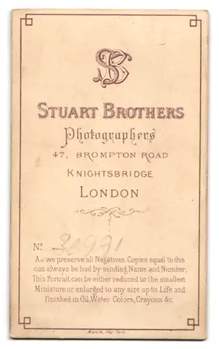 Fotografie Stuart Brothers, London, junge englische Mutter mit ihren Kind im Arm, Mutterglück