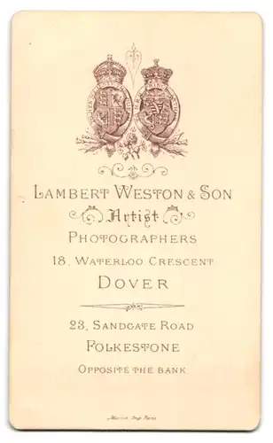 Fotografie Lambert Weston & Son, Dover, niedliches englisches Kind im weissen Kleidchen