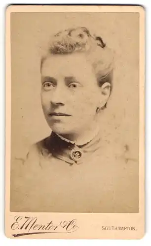Fotografie E. Mentor & Co., Southamton, Portrait junge Engländerin mit Brosche und Ohrringen
