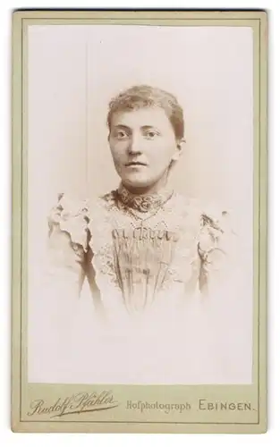 Fotografie Rudolf Pfähler, Ebingen, junge Dame im Rüschenkleid mit Brosche