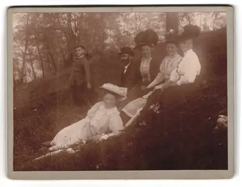Fotografie Fotograf unbekannt, Aurich, Familie Leitz bei einem Ausflug im Wald, Hüte