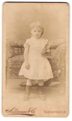 Fotografie Sellman & Co., Huddersfield, kleines englisches Mädchen im weissen Kleid