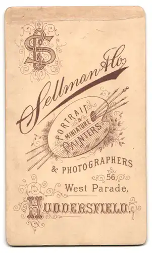 Fotografie Sellman & Co., Huddersfield, kleines englisches Mädchen im weissen Kleid