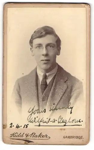 Fotografie Kidd & Baker, Cambridge, junger Mann Wilfried Cleghorn im Tweedanzug mit Brille, 1915