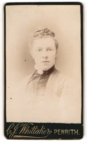 Fotografie C. J. Whittaker, Penrith, Engländerin im Kleid mit Brosche und Hochsteckfrisur