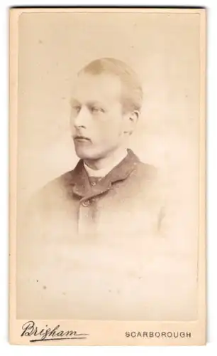 Fotografie W. D. Brigham, Scarborough, junger Engländer im Tweed Anzug, 1881