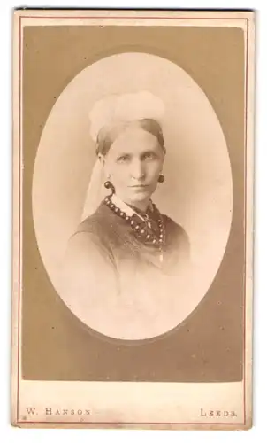 Fotografie W. Hanson, Leeds, englische Dame im Kleid mit Perlenkette und Ohrringen