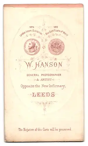 Fotografie W. Hanson, Leeds, englische Dame im Kleid mit Perlenkette und Ohrringen