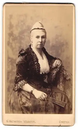 Fotografie G. Watmough Webster, Chester, englische Dame im dunklen Kleid mit Fächer und Kopfbedeckung