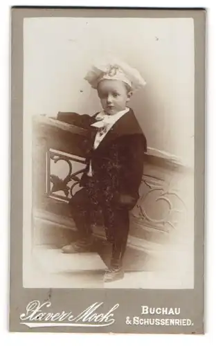 Fotografie Haver Mock, Buchau, junger Knabe im Anzug mit Hut