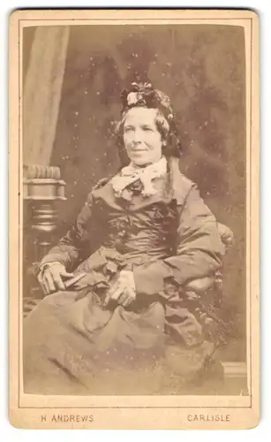 Fotografie H. Andrews, Carlisle, englische Dame im Kleid mit geschmückter Haube