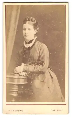 Fotografie H. Andrews, Carlisle, junge Engländerin im Kleid mit Halsband und Hochsteckfrisur