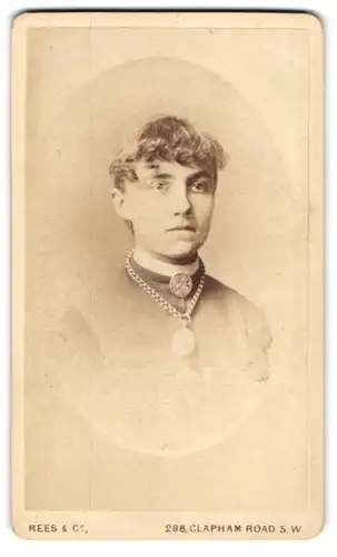 Fotografie Rees & Co., London, junge Frau im Kleid mit Brosche und Halskette