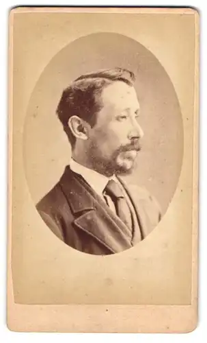 Fotografie Bealts & Kennerell, Wisbech, junger englischer Mann im Anzug mit Bart