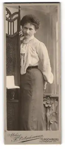 Fotografie F. Pietschmann, Hirschberg, junge Dame in heller Bluse mit dunklem Rock