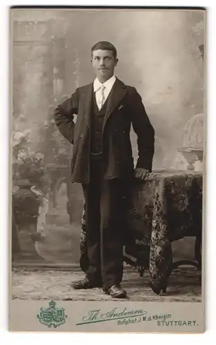 Fotografie Th. Andersen, Stuttgart, junger Mann im Anzug mit Krawatte