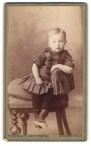 Fotografie F. Kugler, Sigmaringen, junges Mädchen im gestreiften Kleid mit Strumpfhose