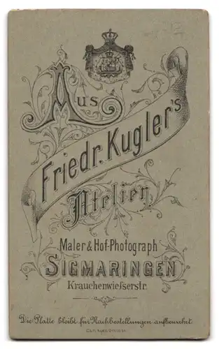 Fotografie F. Kugler, Sigmaringen, junges Mädchen im gestreiften Kleid mit Strumpfhose