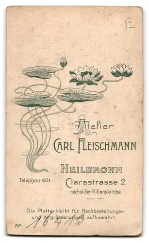 Fotografie Atelier Fleischmann, Heilbronn, niedliches Kleinkind im weissen Kleidchen auf Fell sitzend