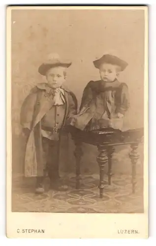 Fotografie C. Stephan, Luzern, zwei kleine Kinder in Kleidern und im Mantel