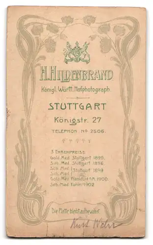 Fotografie Hans Hildenbrand, Stuttgart, niedliches Knabe Kurt Wehr im weissen Kleidchen