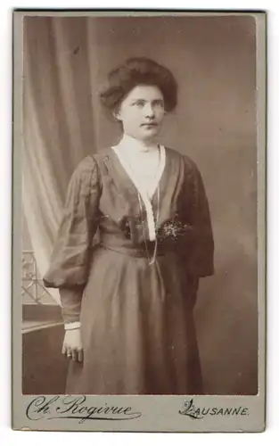 Fotografie Ch. Rogivue, Lausanne, junge Dame im Kleid mit toupierten Haaren