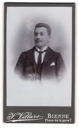 Fotografie J. Villars, Bienne, junger Herr im Anzug mit Krawatte