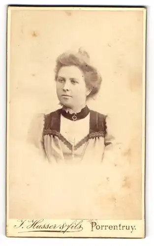 Fotografie J. Husser & Fils, Porrentruy, schweizer Dame im hellen Kleid mit toupierten Haaren