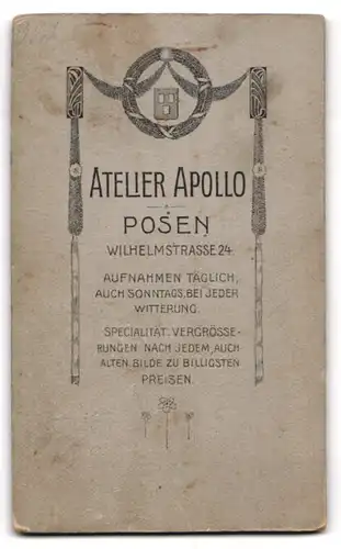 Fotografie Atelier Apollo, Posen, niedliches Kleinkind im weissen Kleidchen mit Ball in der Hand