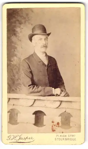 Fotografie G. H. Jasper, Stourbridge, englischer Herr im Anzug mit Melone