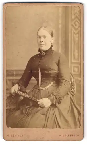 Fotografie Gibbs & Co., Middlesboro, englische Dame im taillierten Kleid mit Brosche