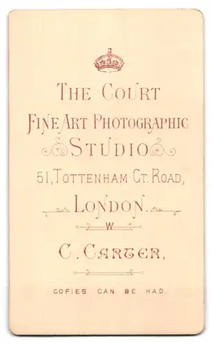 Fotografie The Court Studio, London, junger englischer Knabe im Anzug