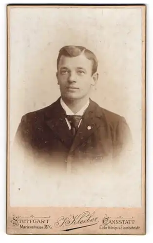 Fotografie J. Kleiber, Stuttgart, junger Mann im dunklen Anzug mit Krawatte