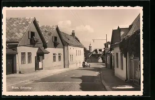 AK Wien-Grinzing, Strassenpartie mit Motorrad und Kirche