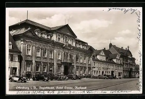 AK Offenburg i. B., Strassenpartie mit Bezirksamt, Hotel Sonne und Rathaus