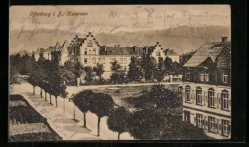 AK Offenburg i. B., Strassenpartie mit Kasernen