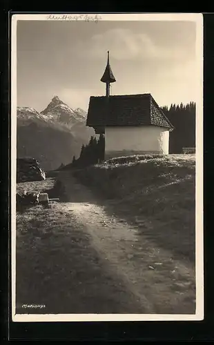 AK Matschwyz, Kleine Kapelle an einem Feldweg
