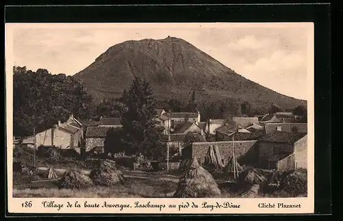 AK Laschamps, Village au pied du Puy-de-Dome