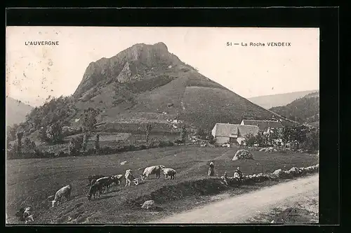 AK La Roche Vendeix, Strassenpartie mit Bergen