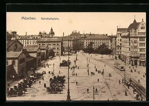 AK München, Bahnhofsplatz mit Passanten