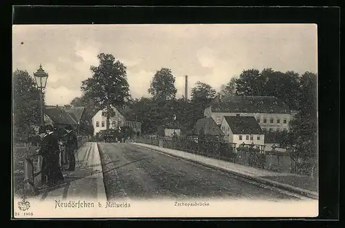 AK Neudörfchen b. Mittweida, Zschopaubrücke mit Bewohnern