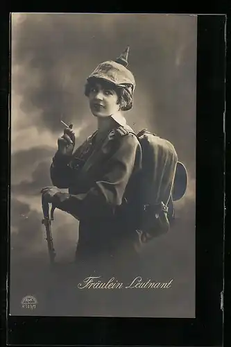 AK Fräulein Leutnant in Uniform mit Zigarette