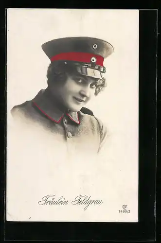 AK Fräulein Feldgrau in Uniform mit Schirmmütze