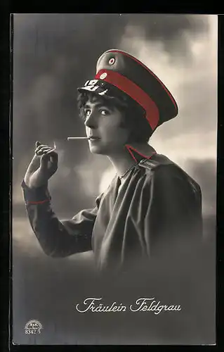 AK Fräulein Feldgrau in Uniform mit Zigarette