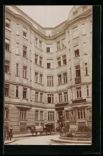 Foto-AK Wien, Lebensversicherungsgesellschaft Arnold Samuel, Lassingleithner Platz 2