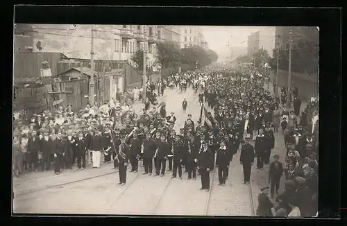 Foto-AK Wien, Vorgartenstrasse, Festmarsch mit Musikkapelle