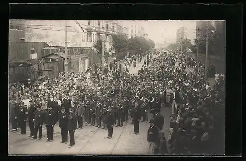 Foto-AK Wien, Vorgartenstrasse, Festmarsch mit Musikkapelle, Schaulustige am Strassenrand